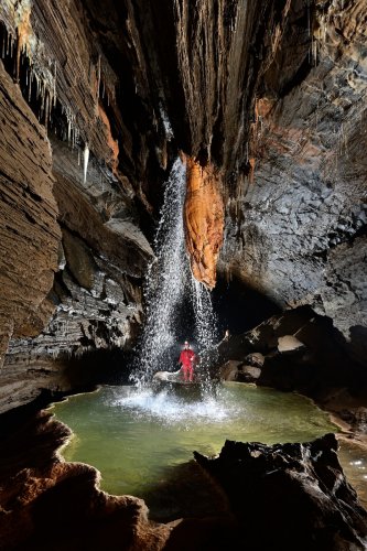 Gouffre de Cabrespine (Aude) - Le "gour en étoile" alimenté par une cascade (vue d'ensemble de l'aval) (SP-22-0470)